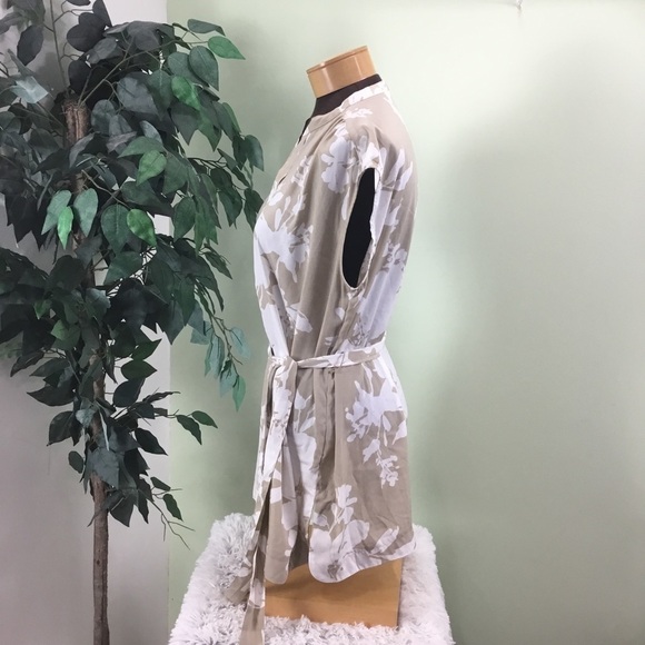 Liz Claiborne Large tan and white belted sleeveless top - Picture 3 of 14